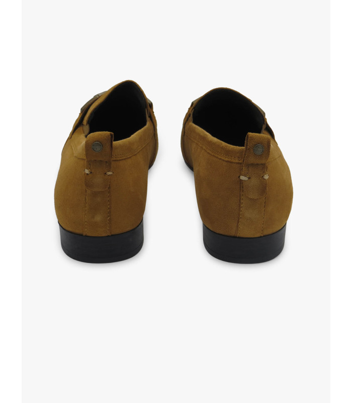 Mocasin ante camel