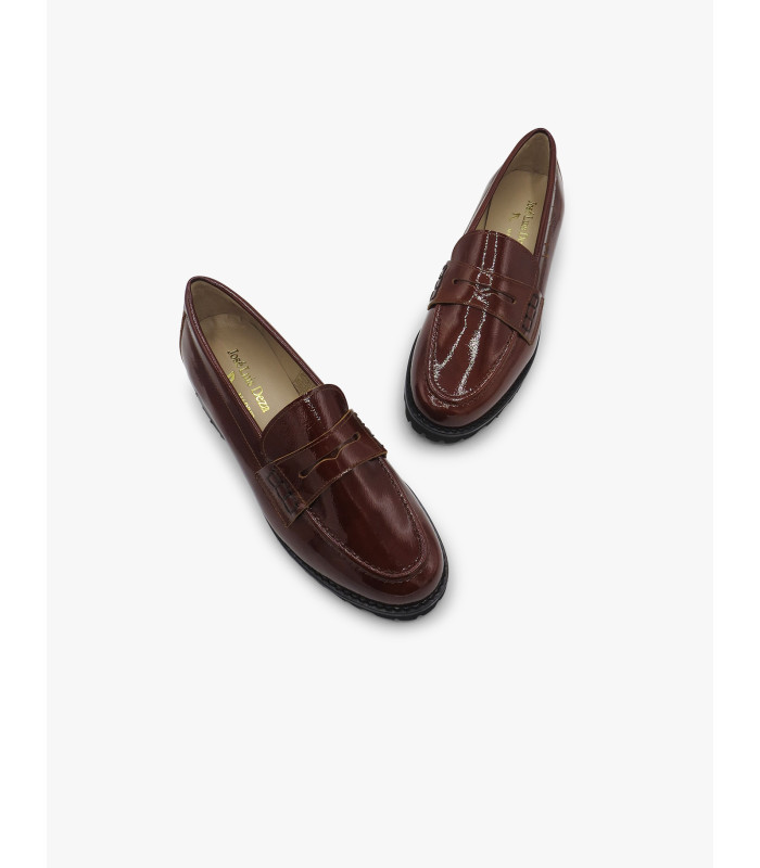 Mocasín charol marrón