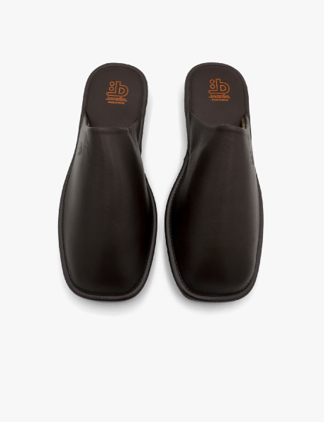 Zapatilla marrón
