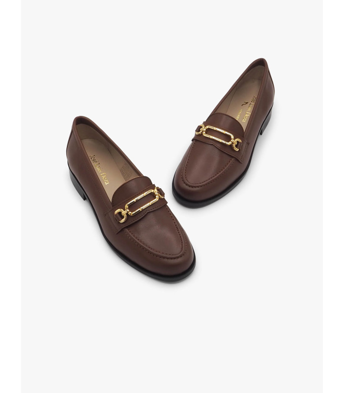 Mocasín hebilla dorada marrón
