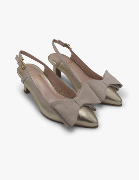 Gold bow court shoe Laura Deza
