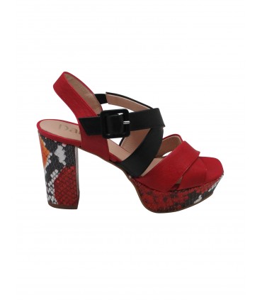 Sandalia roja y negra